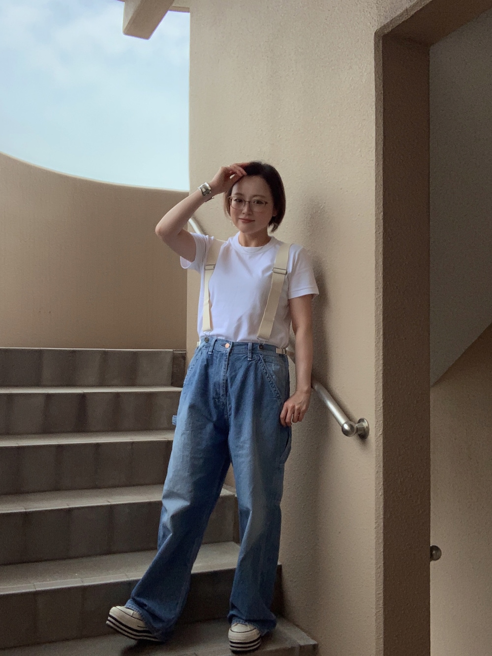 ホワイト系のTシャツ/カットソー、ブルー系のサロペット/オーバーオール、ホワイト系のスニーカーを着用したレディースの夏コーディネートの1枚目の写真