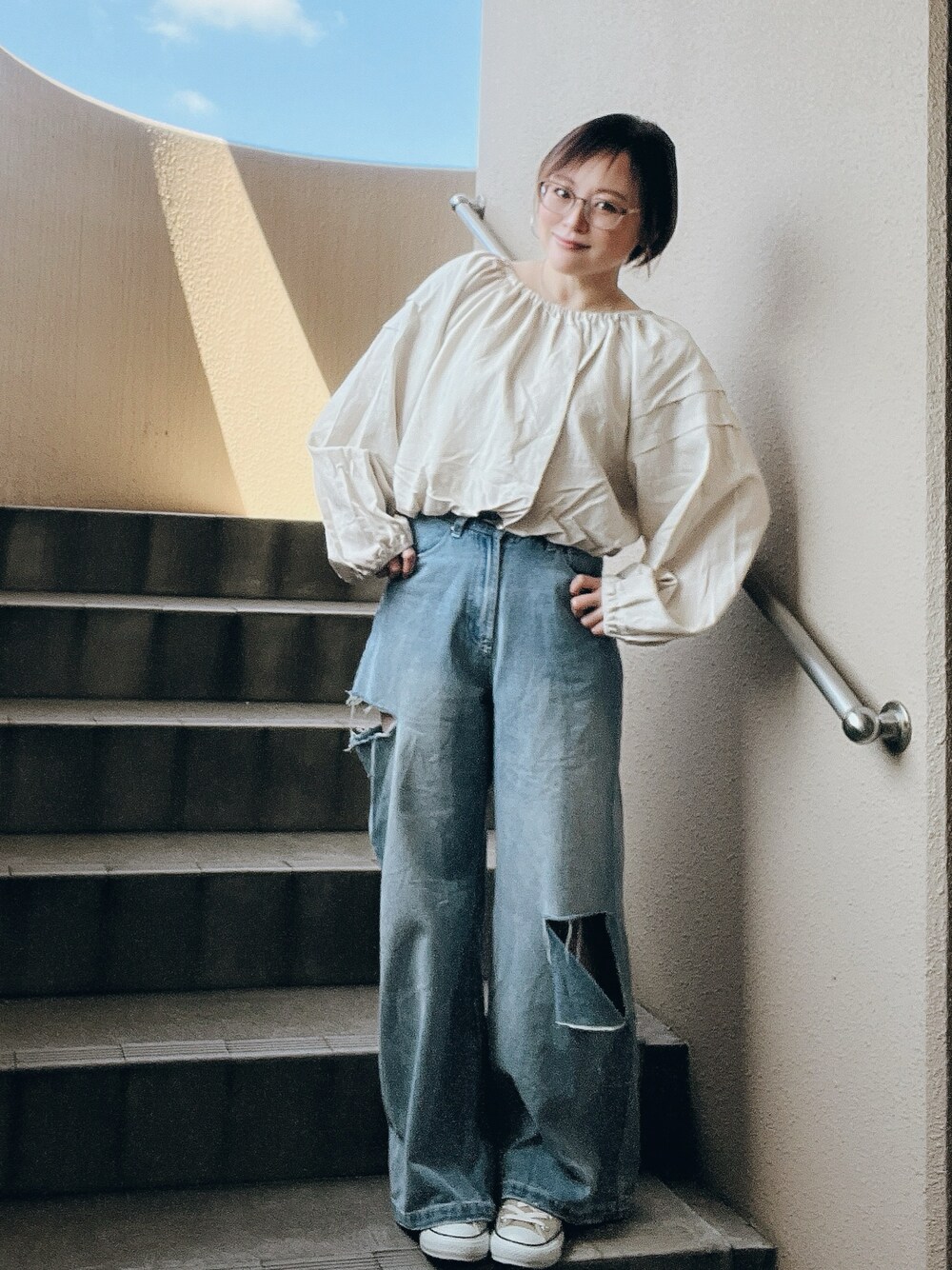 「デニム、淡色コーデ、スニーカー、コンバース、お出かけコーデ、低身長、アラフィフ、メガネ女子、おしゃれさんと繋がりたい」｜「Ungridのボリュームショートブラウス（シャツ/ブラウス、ホワイト系）」を使った、akocoa♩¨̮·͜· ︎︎ ︎︎さん（レディース・153cm）の春コーディネートの1枚目の写真