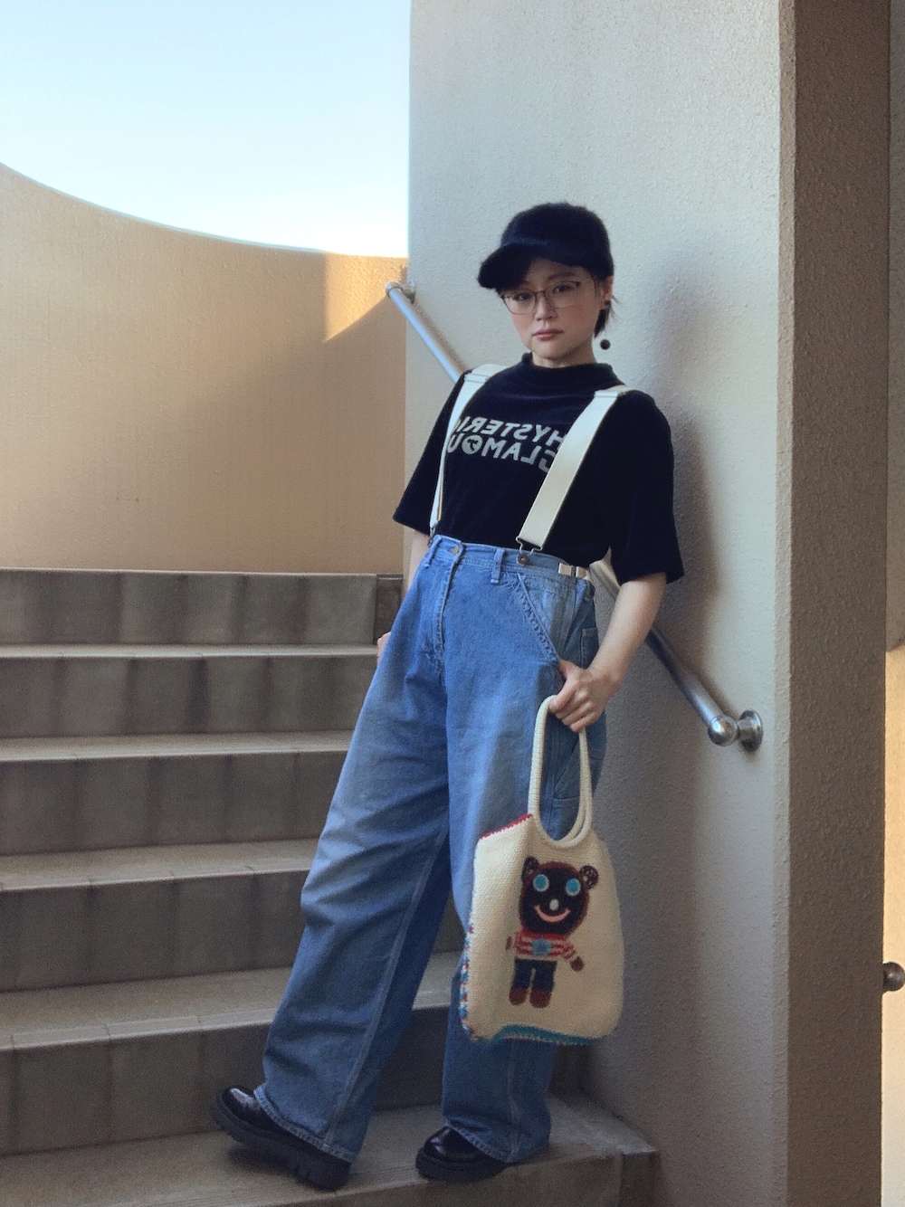 ブラック系のTシャツ/カットソー、ブルー系のサロペット/オーバーオール、ブラック系のブーツを着用したレディースの秋コーディネートの1枚目の写真