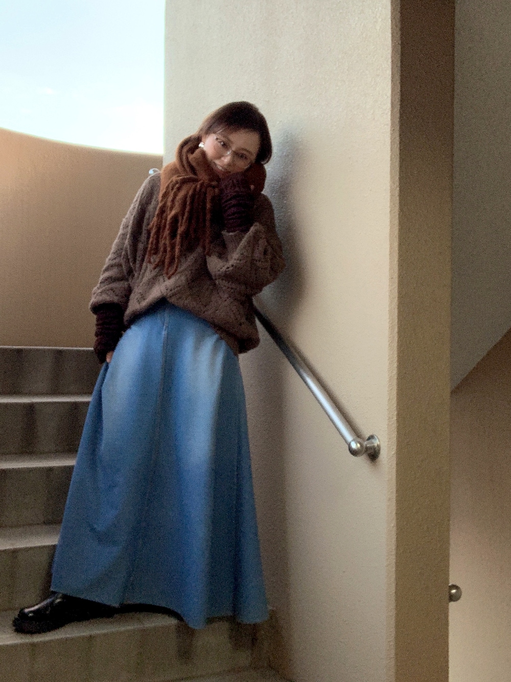 「きれいめカジュアル、タートルネック、ロングスカート、マフラー、アラフィフ、メガネ女子、おしゃれさんと繋がりたい、低身長」｜「Ungridの透かし編みタートルニット（ニット/セーター、ブラウン系）」を使った、akocoa♩¨̮·͜· ︎︎ ︎︎さん（レディース・153cm）の冬コーディネートの1枚目の写真