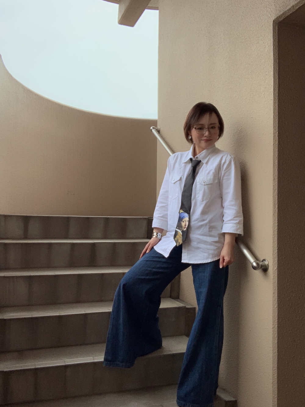 「メンズライク、シャツスタイル、デニム、ワイドパンツ、低身長、アラフィフ、メガネ女子、おしゃれさんと繋がりたい」｜「FUNALIVEの6.5オンス薄手デニム7分袖ウエスタンシャツ（シャツ/ブラウス、ホワイト系）」を使った、akocoa♩¨̮·͜· ︎︎ ︎︎さん（レディース・153cm）の春コーディネートの1枚目の写真