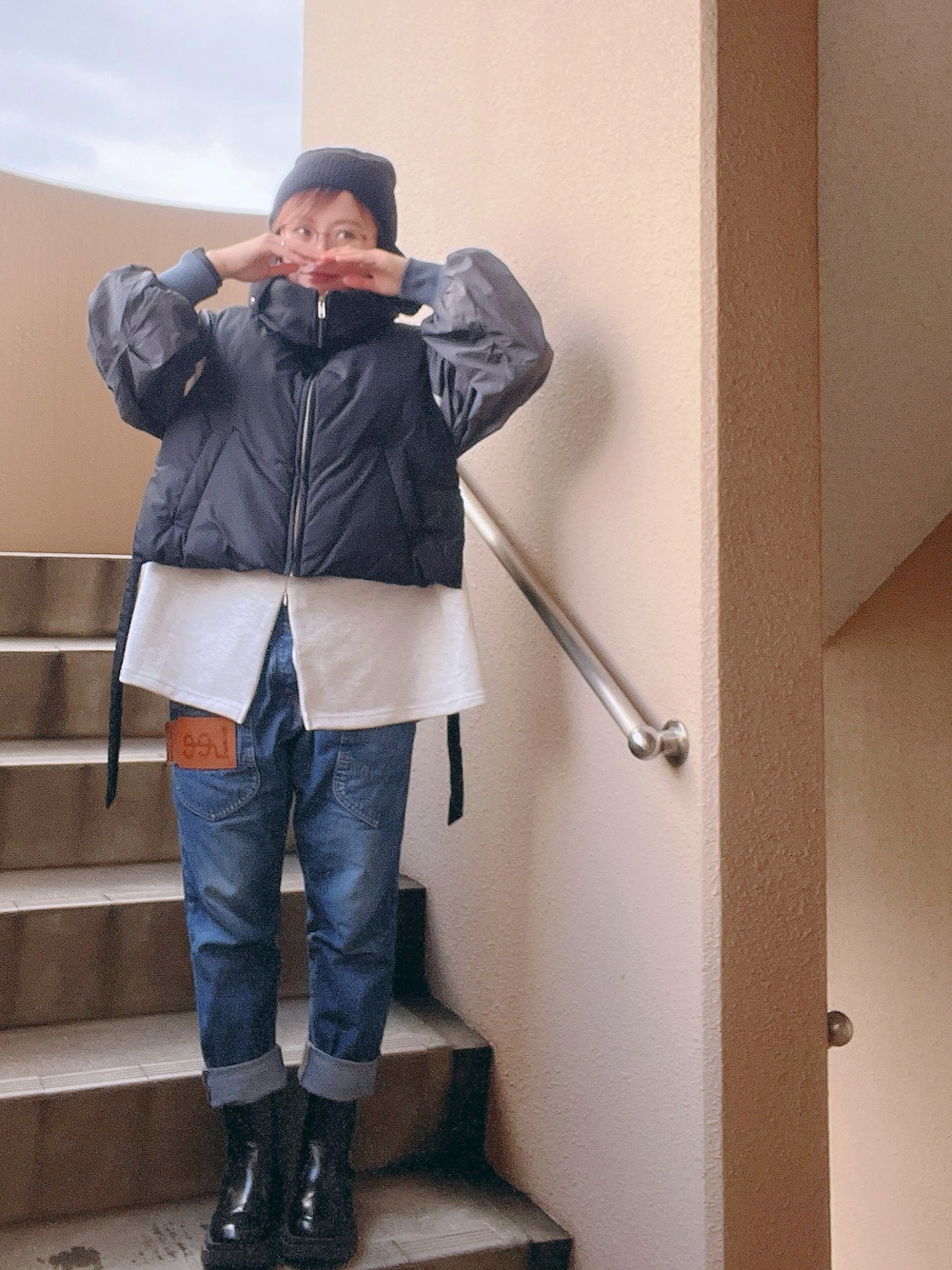 「カジュアルコーデ、デニム、ベスト、レイヤードスタイル、ブーツ、ニット帽、低身長、アラフィフ、メガネ女子、おしゃれさんと繋がりたい」｜「terraceのマイクロ300Tショート丈ファイバーダウンベスト（ベスト、ブラック系）」を使った、akocoa♩¨̮·͜· ︎︎ ︎︎さん（レディース・153cm）の冬コーディネートの1枚目の写真