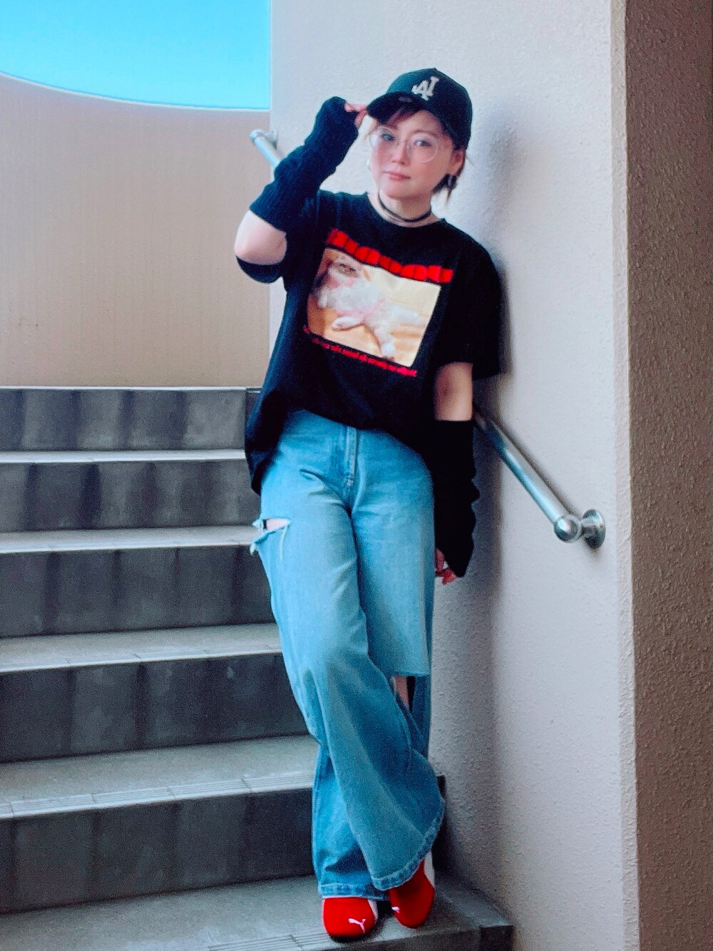 「最近のいい感じコーデ、Tシャツ、デニム、スニーカー、キャップ、低身長、アラフィフ、メガネ女子、おしゃれさんと繋がりたい、やっぱり帽子が好き」｜「TEEN BOOPのCATフォトTee（Tシャツ/カットソー、ブラック系）」を使った、akocoa♩¨̮·͜· ︎︎ ︎︎さん（レディース・153cm）の春コーディネートの1枚目の写真