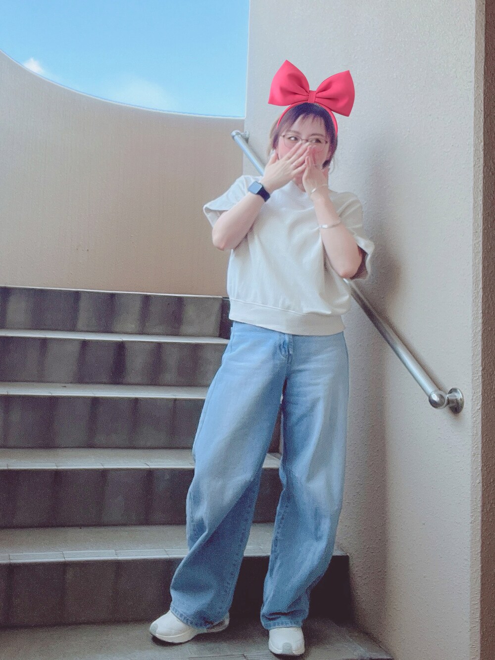 ベージュ系のTシャツ/カットソー、ブルー系のデニムパンツ、ホワイト系のスニーカーを着用したレディースの秋コーディネートの1枚目の写真