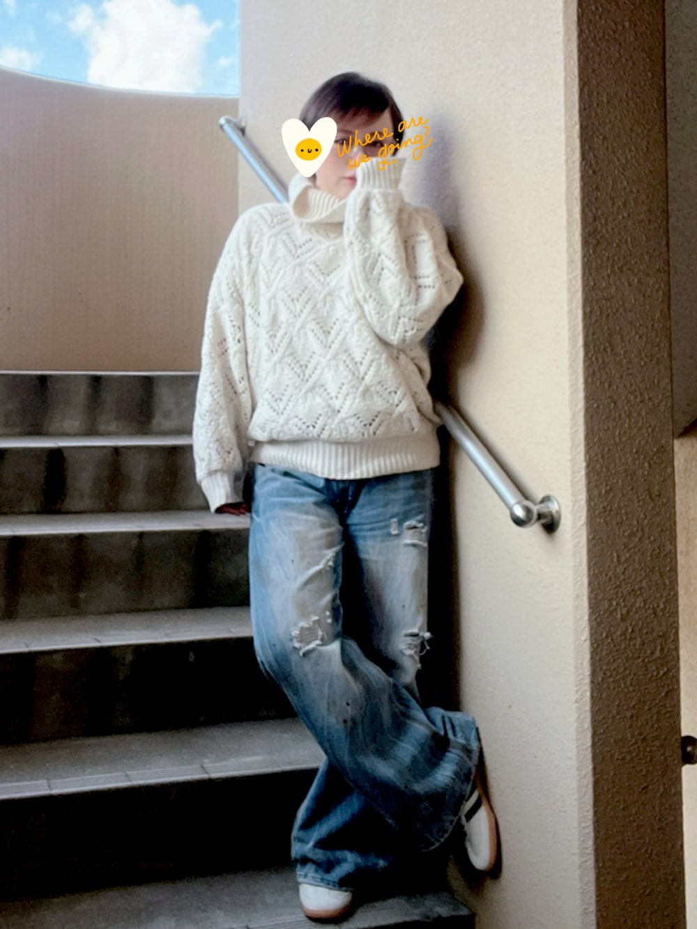 ホワイト系のニット/セーター、ブルー系のデニムパンツ、ホワイト系のスニーカーを着用したレディースの冬コーディネートの1枚目の写真