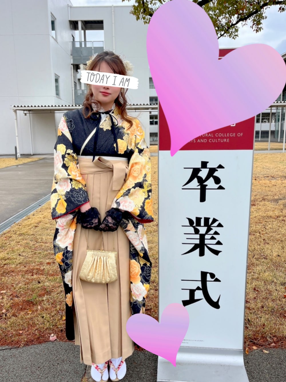 ブラック系の着物を着用したレディースの春コーディネートの1枚目の写真