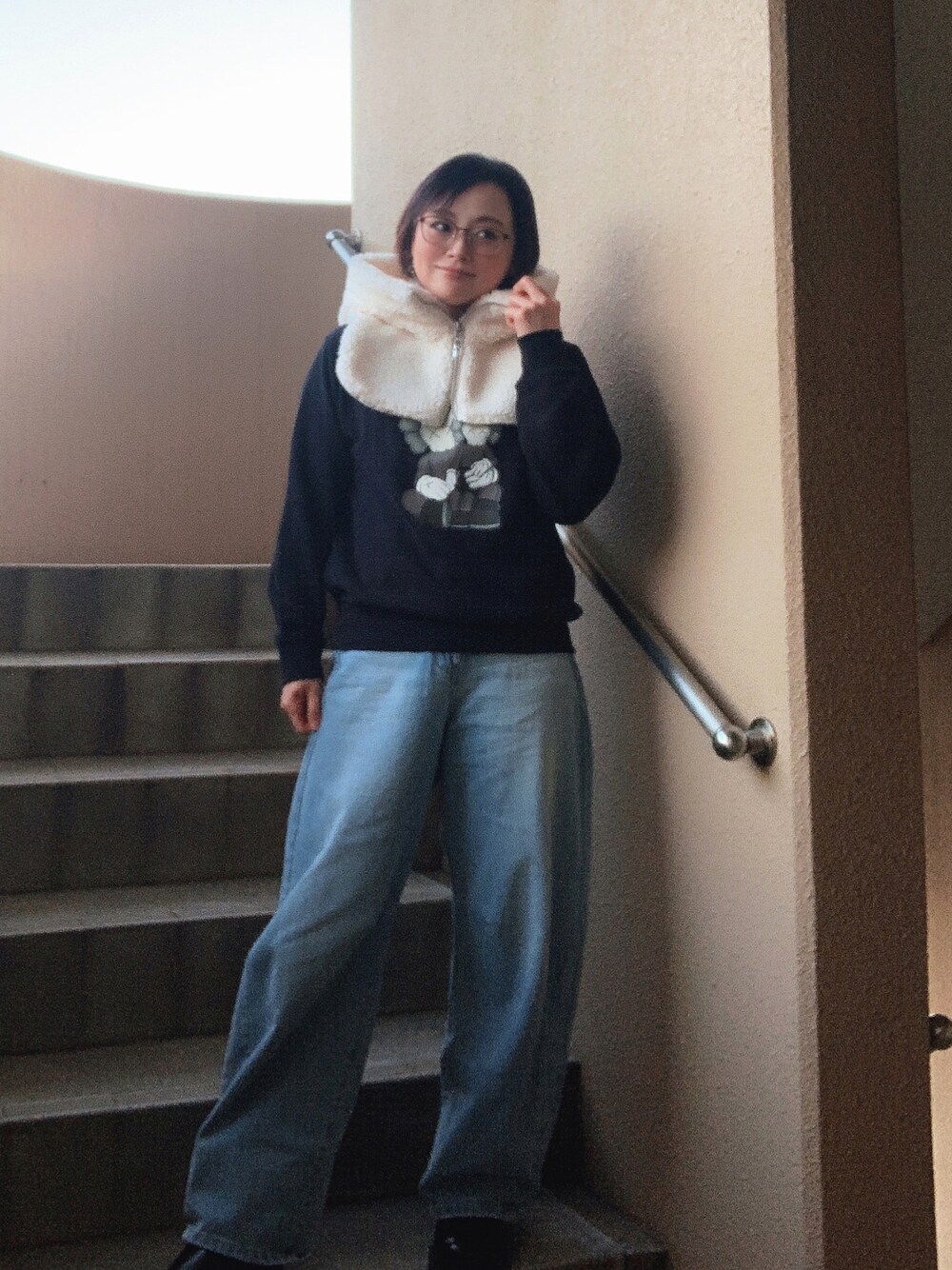 「デニム、ブーツ、スウェット、レイヤードスタイル、低身長、アラフィフ、メガネ女子、おしゃれさんと繋がりたい」｜「UNIQLOのKIDS カウズ スウェットシャツ(長袖)（スウェット、ブラック系）」を使った、akocoa♩¨̮·͜· ︎︎ ︎︎さん（レディース・153cm）の冬コーディネートの1枚目の写真