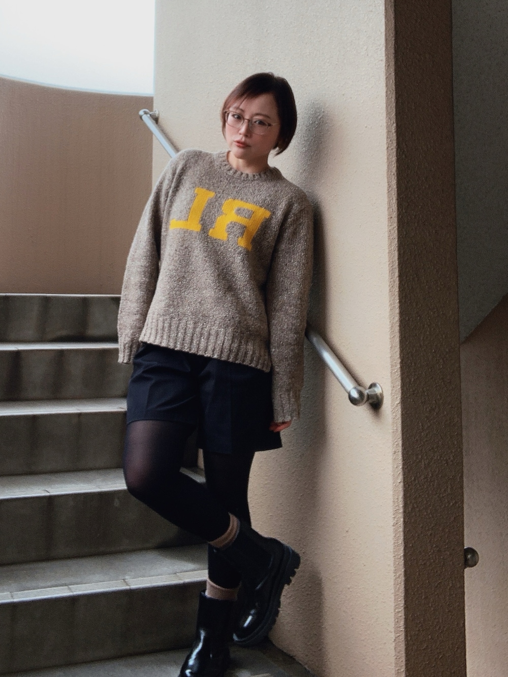 「ニット、ブーツ、ショートパンツ、低身長、アラフィフ、メガネ女子、おしゃれさんと繋がりたい」｜「POLO RALPH LAURENのPolo Ralph Lauren ロゴニット（ニット/セーター、ベージュ系）」を使った、akocoa♩¨̮·͜· ︎︎ ︎︎さん（レディース・153cm）の春コーディネートの1枚目の写真