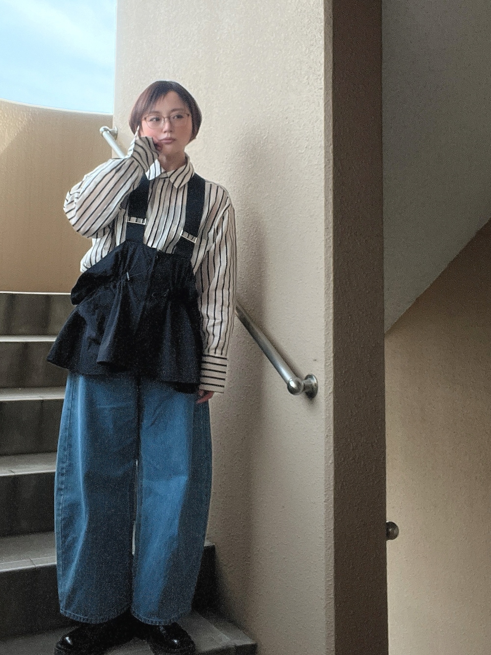 「デニム、休日スタイル、ブラウス、ベスト、レイヤードスタイル、低身長、アラフィフ、メガネ女子、おしゃれさんと繋がりたい、スウィーツ同盟会」｜「hunchのドビーストライプシャツ（シャツ/ブラウス、ホワイト系）」を使った、akocoa♩¨̮·͜· ︎︎ ︎︎さん（レディース・153cm）の春コーディネートの1枚目の写真