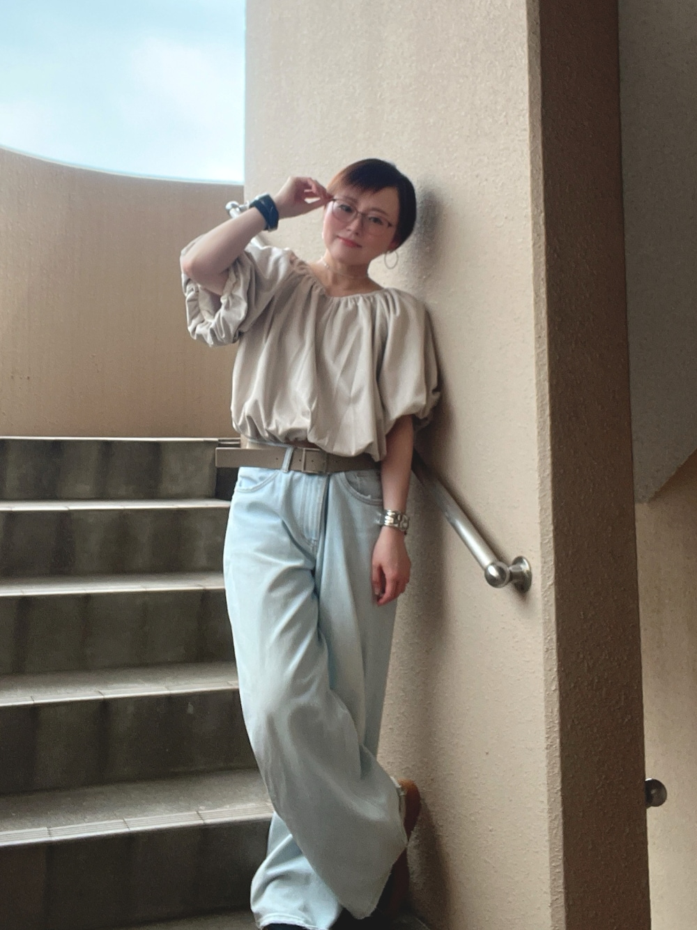 ベージュ系のシャツ/ブラウス、ブルー系のデニムパンツ、ホワイト系のネックレスを着用したレディースの夏コーディネートの1枚目の写真