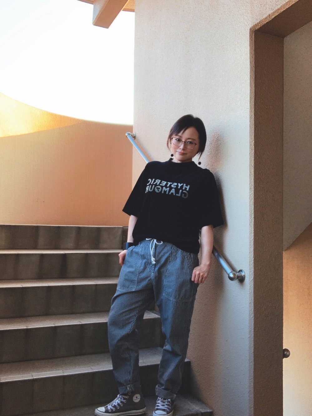 「デニム、ベロア、スニーカー、コンバース、低身長、アラフィフ、メガネ女子、おしゃれさんと繋がりたい、秋服まるっと大公開、スウィーツ同盟会、お出かけコーデ、シンプルコーデ」｜「HYSTERIC GLAMOURのアイテム（Tシャツ/カットソー、ブラック系）」を使った、akocoa♩¨̮·͜· ︎︎ ︎︎さん（レディース・153cm）の秋コーディネートの1枚目の写真