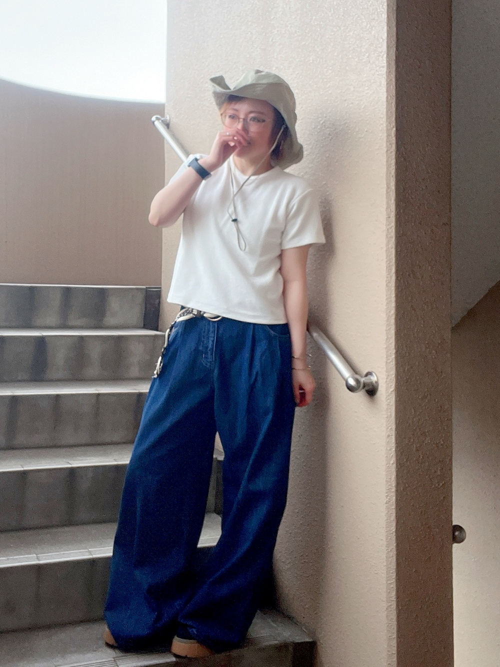 「シンフルコーデ、ハット、デニム、Tシャツ、スニーカー、低身長、アラフィフ、メガネ女子、おしゃれさんと繋がりたい」｜「CANAL JEANのEl mar　ワッフルコンパクトTシャツ（Tシャツ/カットソー、ホワイト系）」を使った、akocoa♩¨̮·͜· ︎︎ ︎︎さん（レディース・153cm）の夏コーディネートの1枚目の写真