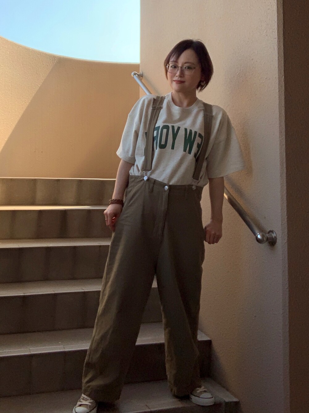 「ラクチンコーデ、古着MIX、スニーカー、サロペット、低身長、アラフィフ、メガネ女子、おしゃれさんと繋がりたい、このスタイルがお気に入り、今日のコスメと服」｜「coca（coca）のロゴスウェットTシャツ（Tシャツ/カットソー、ベージュ系）」を使った、akocoa♩¨̮·͜· ︎︎ ︎︎さん（レディース・153cm）の夏コーディネートの1枚目の写真