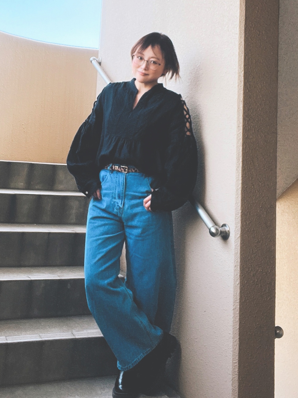 「大人カジュアル、デニム、ブラウス、休日スタイル、低身長、アラフィフ、メガネ女子、おしゃれさんと繋がりたい、きれいめカジュアル」｜「Ungridのコットンデザインエンブロイダリーブラウス（シャツ/ブラウス、ブラック系）」を使った、akocoa♩¨̮·͜· ︎︎ ︎︎さん（レディース・153cm）の夏コーディネートの1枚目の写真