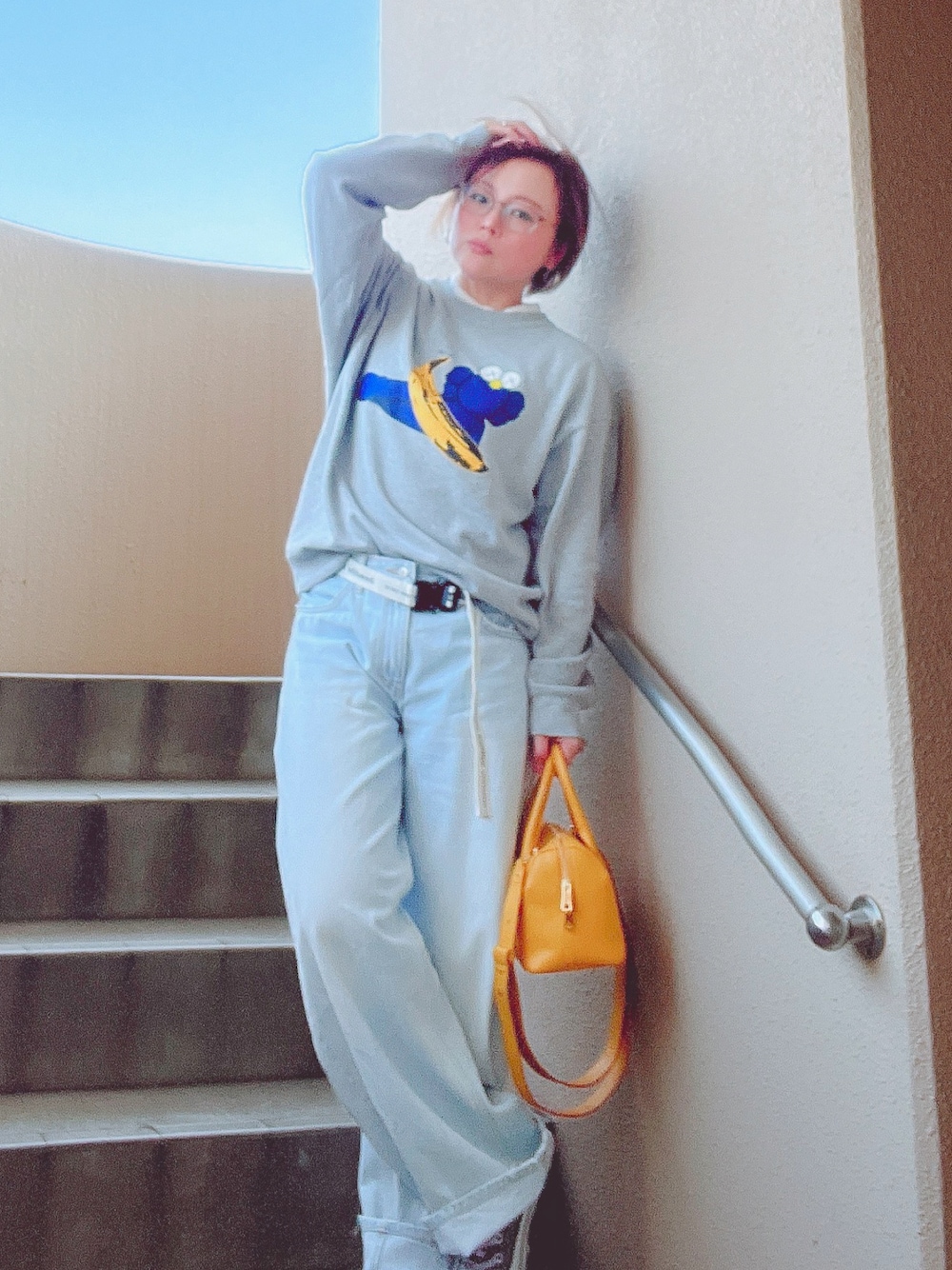 「スウェット、デニム、スニーカー、コンバース、低身長、アラフィフ、メガネ女子、おしゃれさんと繋がりたい」｜「UNIQLOのKAWS + ウォーホール スウェットシャツ（スウェット、グレー系）」を使った、akocoa♩¨̮·͜· ︎︎ ︎︎さん（レディース・153cm）の春コーディネートの1枚目の写真