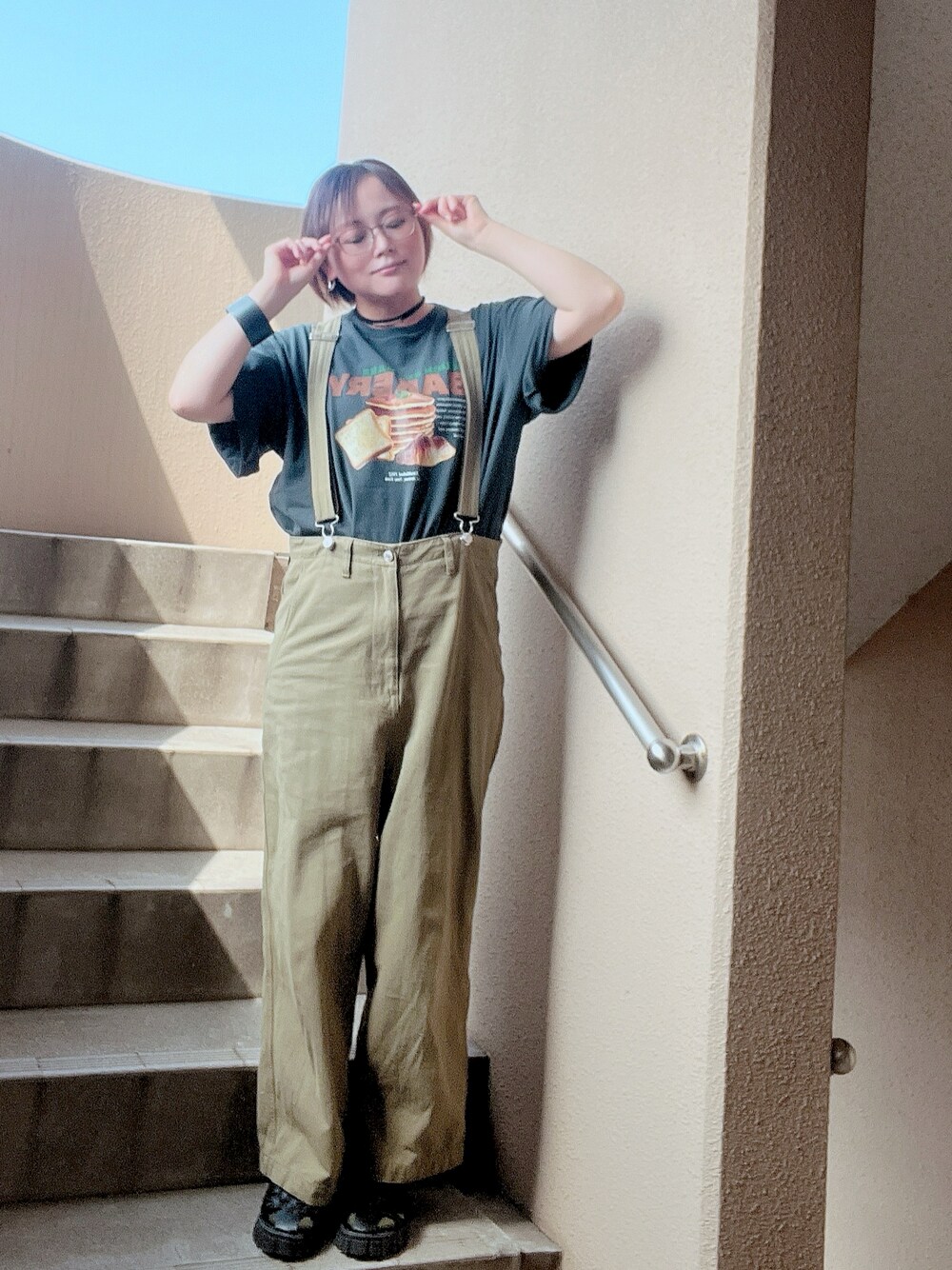 グレー系のTシャツ/カットソー、グリーン系のサロペット/オーバーオール、ブラック系のサンダルを着用したレディースの夏コーディネートの1枚目の写真