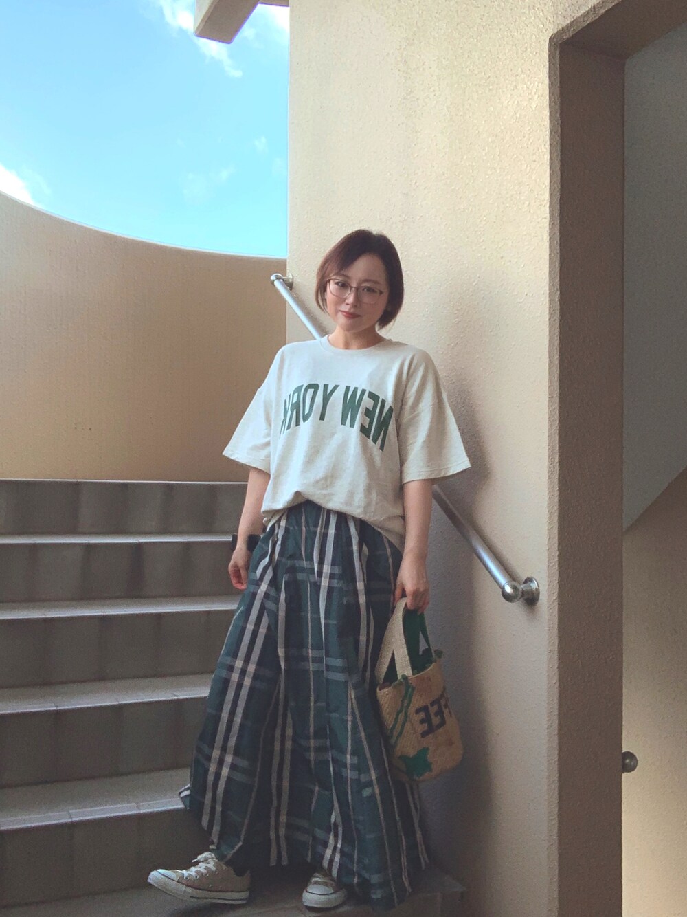 「大人カジュアル、ロングスカート、チェック、コンバース、低身長、アラフィフ、メガネ女子、おしゃれさんと繋がりたい、スウィーツ同盟会」｜「coca（coca）のロゴスウェットTシャツ（Tシャツ/カットソー、ベージュ系）」を使った、akocoa♩¨̮·͜· ︎︎ ︎︎さん（レディース・153cm）の夏コーディネートの1枚目の写真