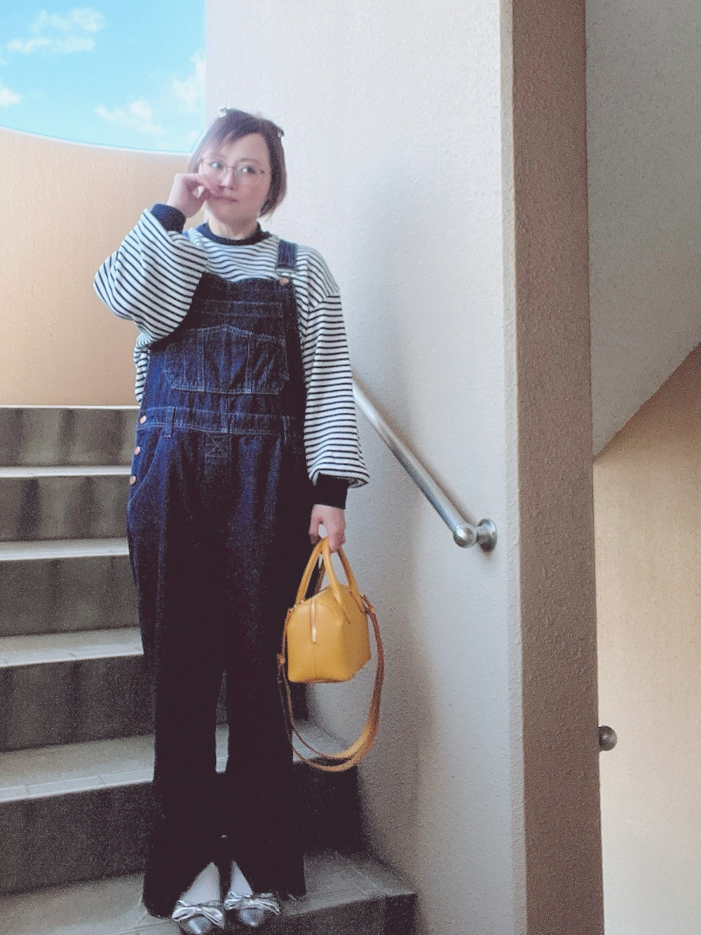 「ラクチンコーデ、サロペット、デニム、ボーダー、低身長、アラフィフ、メガネ女子、おしゃれさんと繋がりたい」｜「Ungridの【WEB限定】スリーブボリュームワッフルロングスリーブTee（Tシャツ/カットソー、ブルー系）」を使った、akocoa♩¨̮·͜· ︎︎ ︎︎さん（レディース・153cm）の冬コーディネートの1枚目の写真