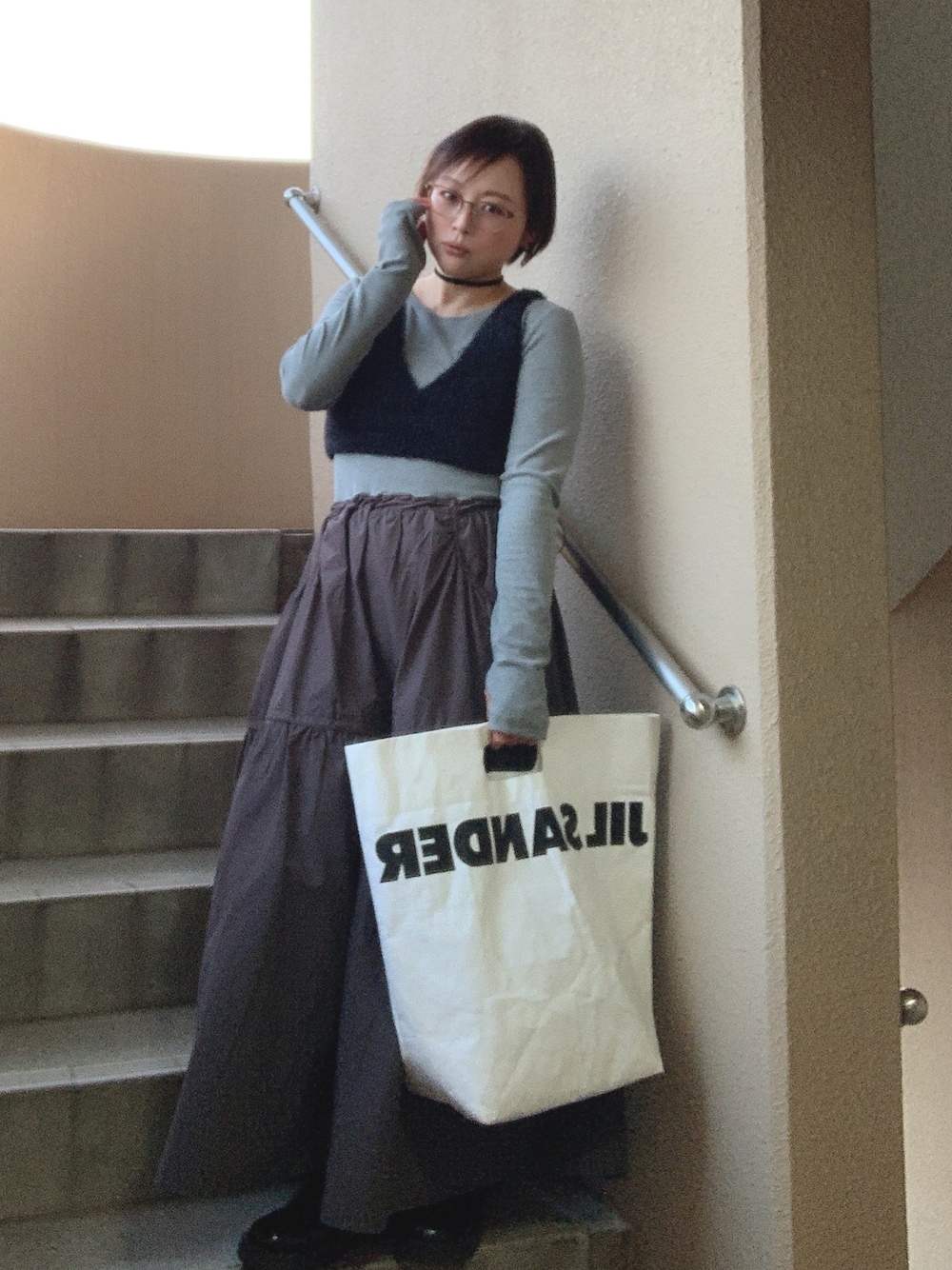 「春コーデ、春服みてみて、ワンピース、ビスチェ、ブーツ、低身長、アラフィフ、メガネ女子、おしゃれさんと繋がりたい、スウィーツ同盟会」｜「etoll.のVネックシャギーニットビスチェ（ベスト、ブラック系）」を使った、akocoa♩¨̮·͜· ︎︎ ︎︎さん（レディース・153cm）の春コーディネートの1枚目の写真