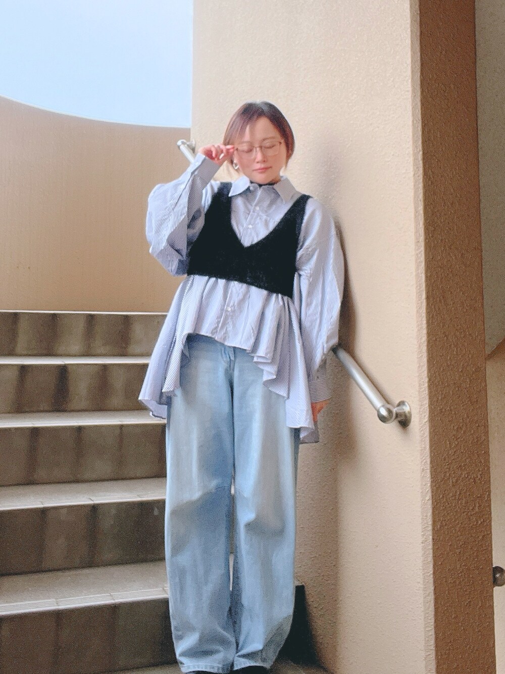 「今日のコーデ、シャツスタイル、レイヤードスタイル、デニム、低身長、アラフィフ、メガネ女子、おしゃれさんと繋がりたい」｜「terraceのドレープフレアーシャツブラウス（シャツ/ブラウス、その他）」を使った、akocoa♩¨̮·͜· ︎︎ ︎︎さん（レディース・153cm）の秋コーディネートの1枚目の写真