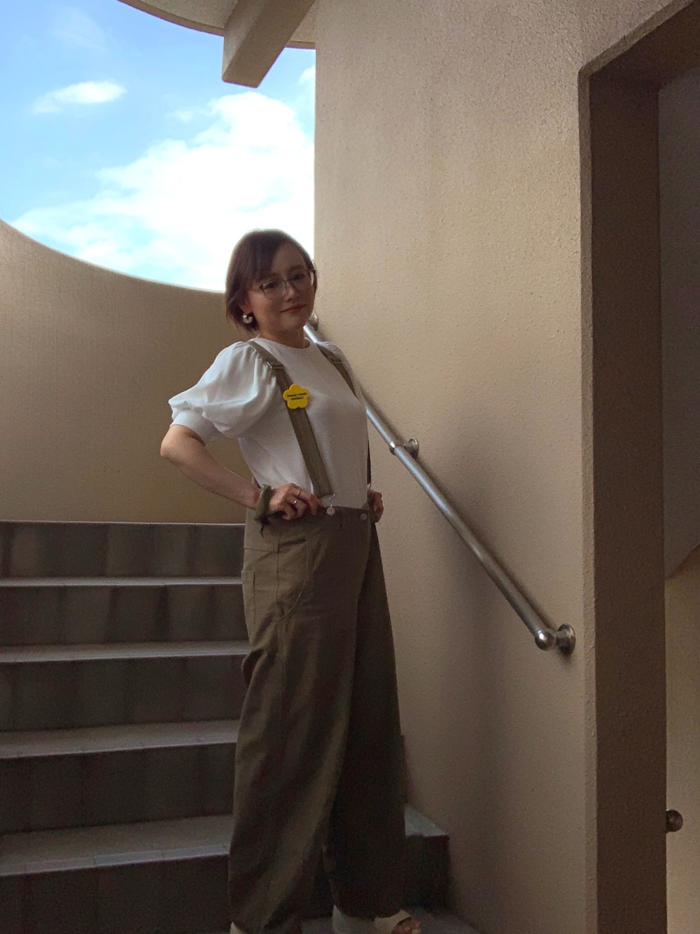 「夏コーデ、サロペット、ラクチンコーデ、低身長、アラフィフ、メガネ女子、おしゃれさんと繋がりたい、スウィーツ同盟会」｜「Ungridの半袖カットソー（Tシャツ/カットソー、ホワイト系）」を使った、akocoa♩¨̮·͜· ︎︎ ︎︎さん（レディース・153cm）の夏コーディネートの1枚目の写真