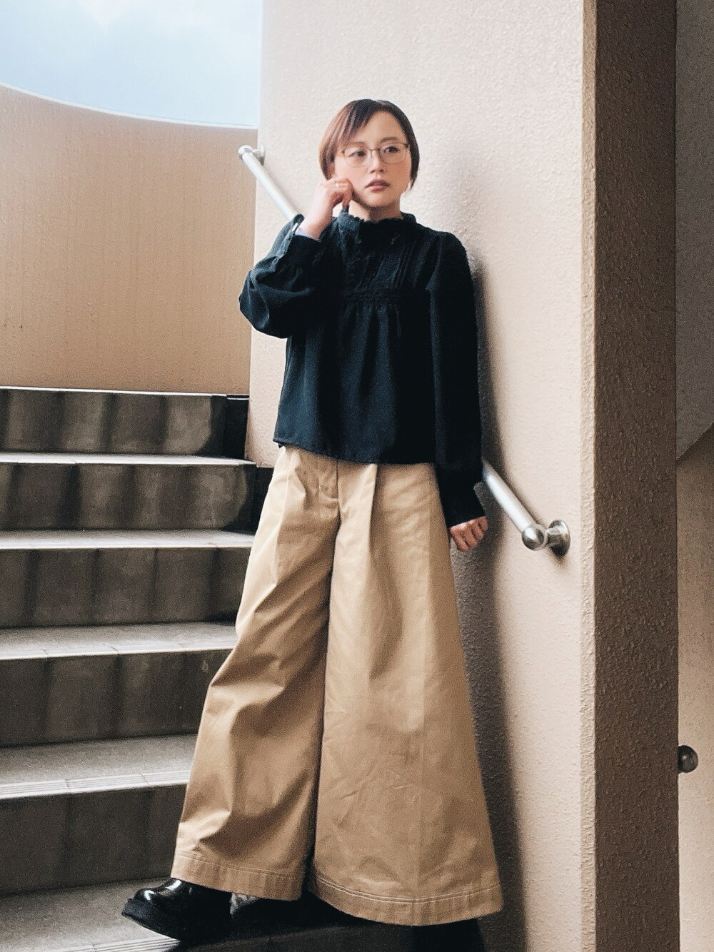 「モノトーン、お仕事コーデ、パンツスタイル、ブーツ、低身長、アラフィフ、メガネ女子、おしゃれさんと繋がりたい」｜「JEANASISのUSED チノ タックワイドパンツ（チノパンツ、ベージュ系）」を使った、akocoa♩¨̮·͜· ︎︎ ︎︎さん（レディース・153cm）の春コーディネートの1枚目の写真