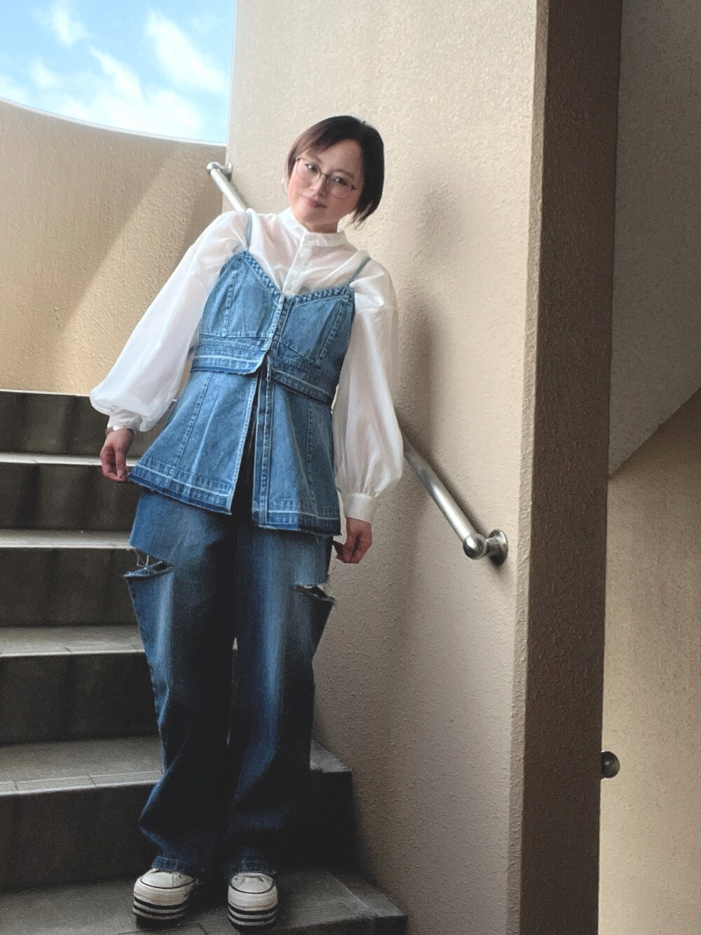 「休日スタイル、デニム、トートバッグ、スニーカー、低身長、アラフィフ、メガネ女子、おしゃれさんと繋がりたい、スウィーツ同盟会、ブラウス」｜「moment+のスタンドカラーボリュームスリーブシアーシャツ（シャツ/ブラウス、ホワイト系）」を使った、akocoa♩¨̮·͜· ︎︎ ︎︎さん（レディース・153cm）の春コーディネートの1枚目の写真