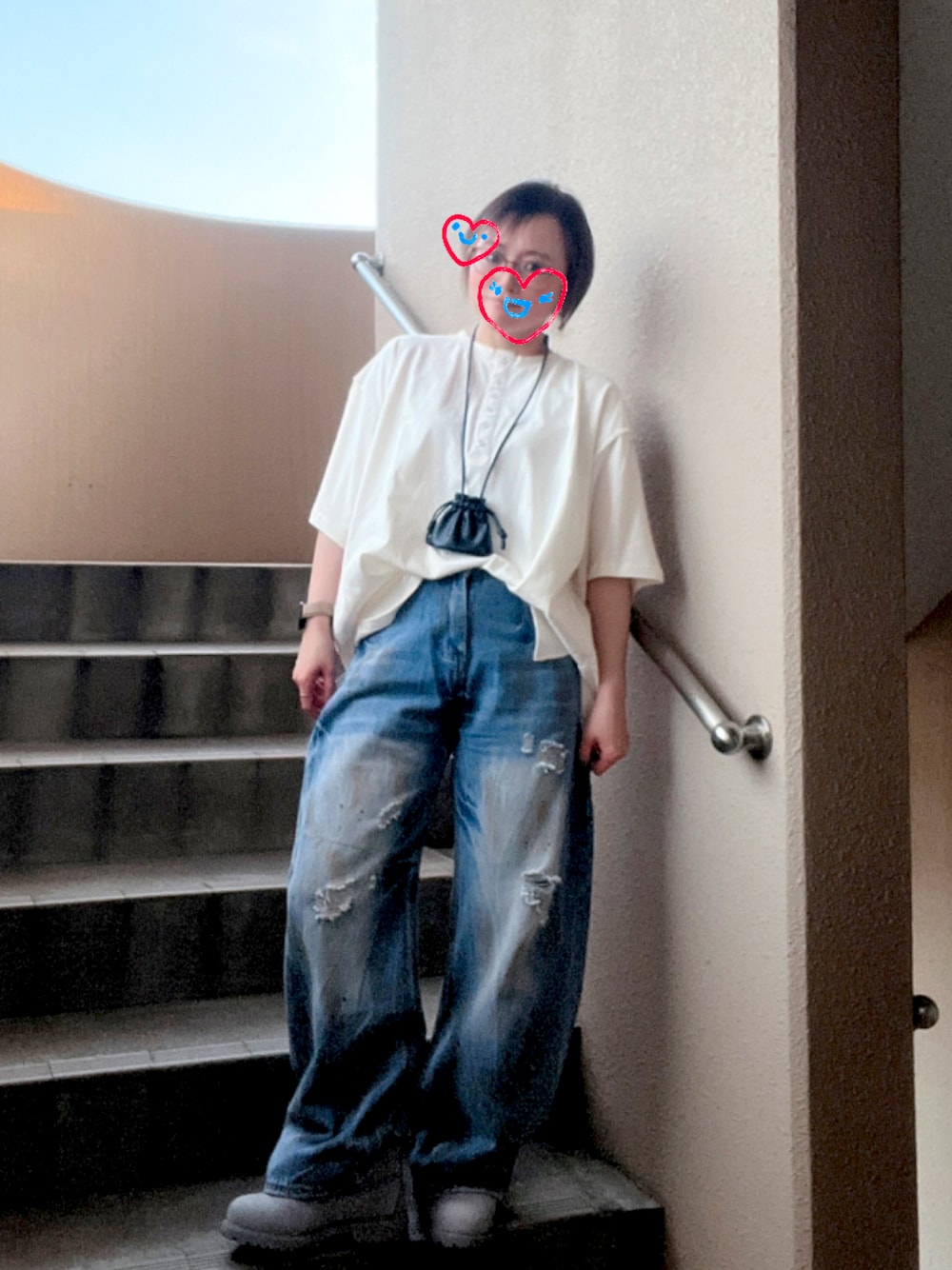 ホワイト系のTシャツ/カットソー、ブルー系のデニムパンツ、グレー系のブーツを着用したレディースの秋コーディネートの1枚目の写真