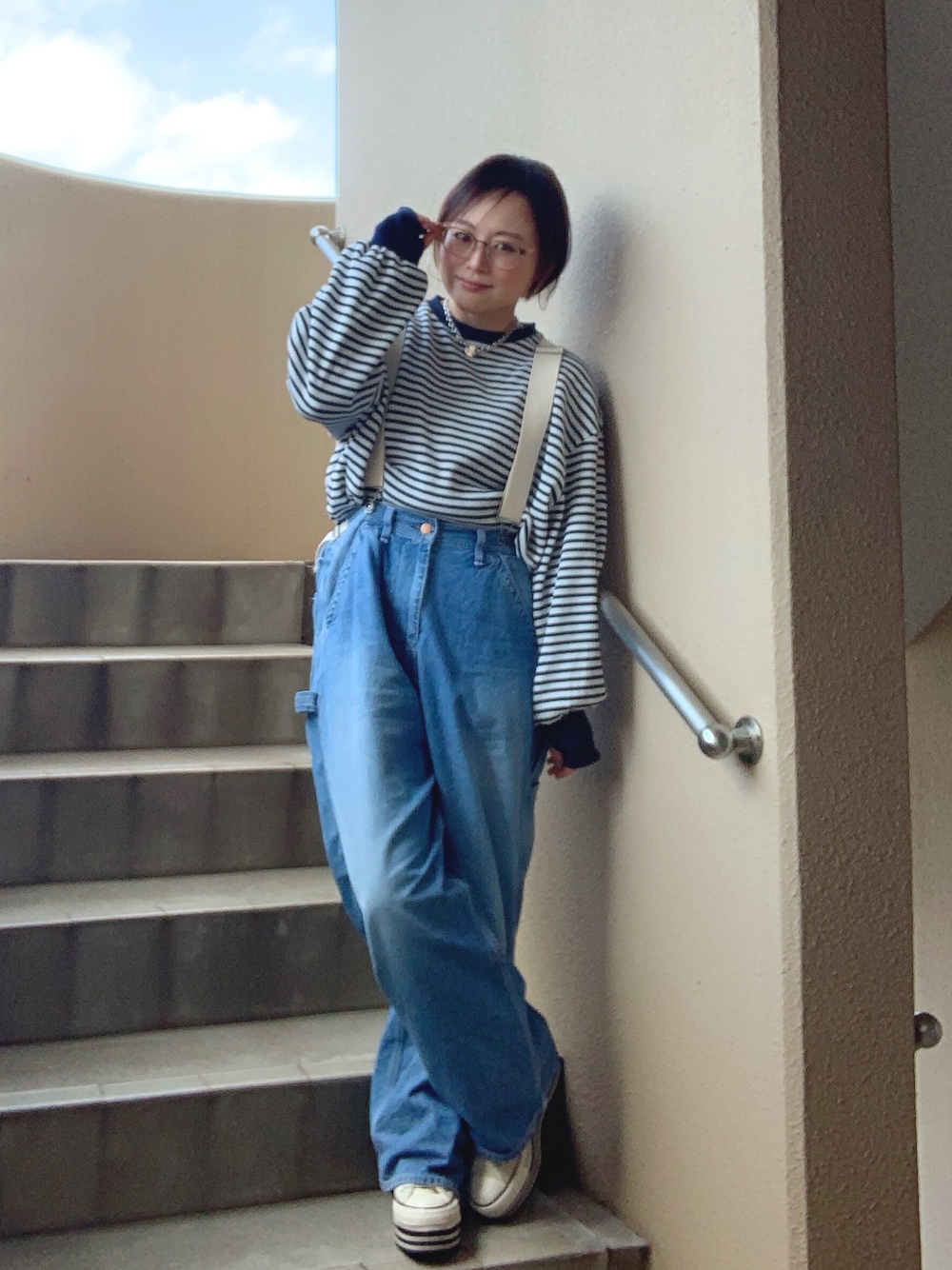 「ボーダー、デニム、春服みてみて、スニーカー、コンバース、春のおしゃ見えテクニック、低身長、アラフィフ、メガネ女子、おしゃれさんと繋がりたい、春のNewスタイル、スウィーツ同盟会」｜「Ungridの【WEB限定】スリーブボリュームワッフルロングスリーブTee（Tシャツ/カットソー、ブルー系）」を使った、akocoa♩¨̮·͜· ︎︎ ︎︎さん（レディース・153cm）の春コーディネートの1枚目の写真