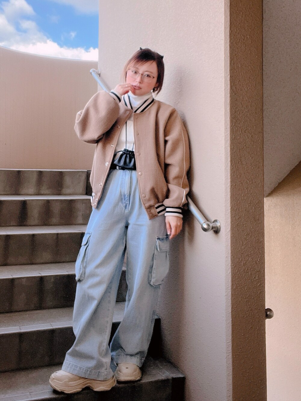 「最近のいい感じコーデ、オトナカジュアル、スタジャン、デニム、厚底シューズ、スニーカー、低身長、アラフィフ、メガネ女子、おしゃれさんと繋がりたい、きれいめカジュアル」｜「CANAL JEANのCALL MY NAME(コールマイネーム) ウール混スタジャン（スタジャン、イエロー系）」を使った、akocoa♩¨̮·͜· ︎︎ ︎︎さん（レディース・153cm）の冬コーディネートの1枚目の写真