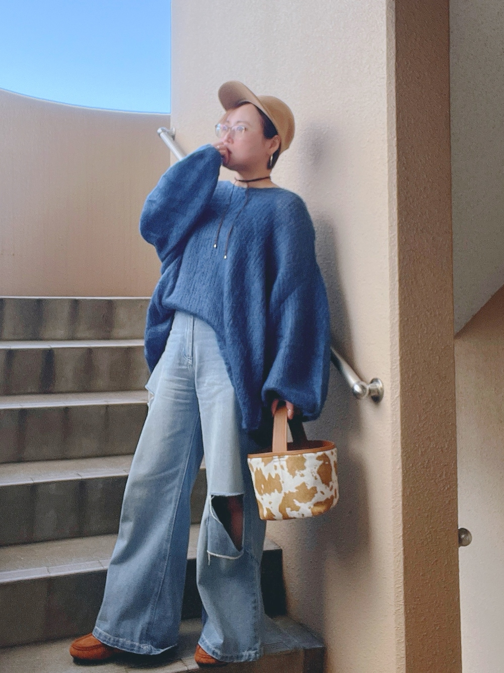 「最近のいい感じコーデ、ニット、デニム、キャップ、ファー、低身長、アラフィフ、メガネ女子、おしゃれさんと繋がりたい」｜「AIC.の起毛加工メッシュ編みオーバーサイズニット（ニット/セーター、ブルー系）」を使った、akocoa♩¨̮·͜· ︎︎ ︎︎さん（レディース・153cm）の冬コーディネートの1枚目の写真