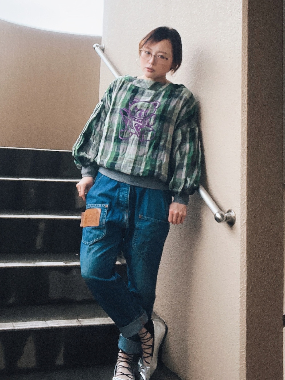 「デニム、プチプラ、古着MIX、休日スタイル、お出かけコーデ、低身長、アラフィフ、メガネ女子、おしゃれさんと繋がりたい」｜「HYSTERIC GLAMOURのHYSTERIC BEAR刺繍 長袖プルオーバーブラウス（シャツ/ブラウス、グリーン系）」を使った、akocoa♩¨̮·͜· ︎︎ ︎︎さん（レディース・153cm）の春コーディネートの1枚目の写真