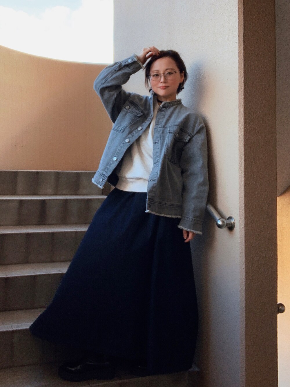 「きれいめカジュアル、ブーツ、デニム、ロングスカート、低身長、アラフィフ、メガネ女子、おしゃれさんと繋がりたい、スウィーツ同盟会」｜「ap retroのノーカラーGジャン ビックデニムブルゾン（デニムジャケット、ブラック系）」を使った、akocoa♩¨̮·͜· ︎︎ ︎︎さん（レディース・153cm）の冬コーディネートの1枚目の写真