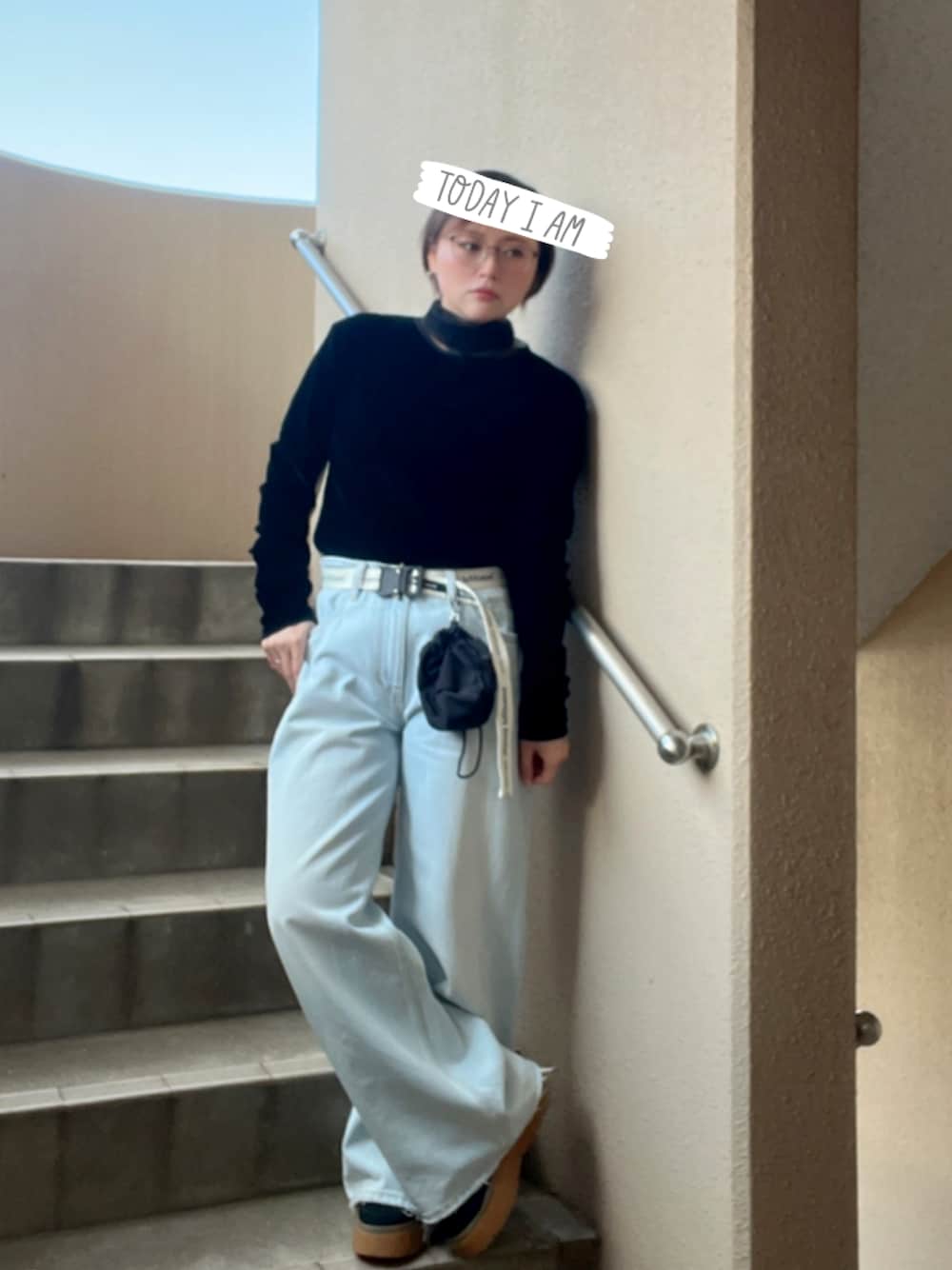 ブラック系のTシャツ/カットソー、ブラック系のスニーカー、ブラック系のショルダーバッグを着用したレディースの春コーディネートの1枚目の写真
