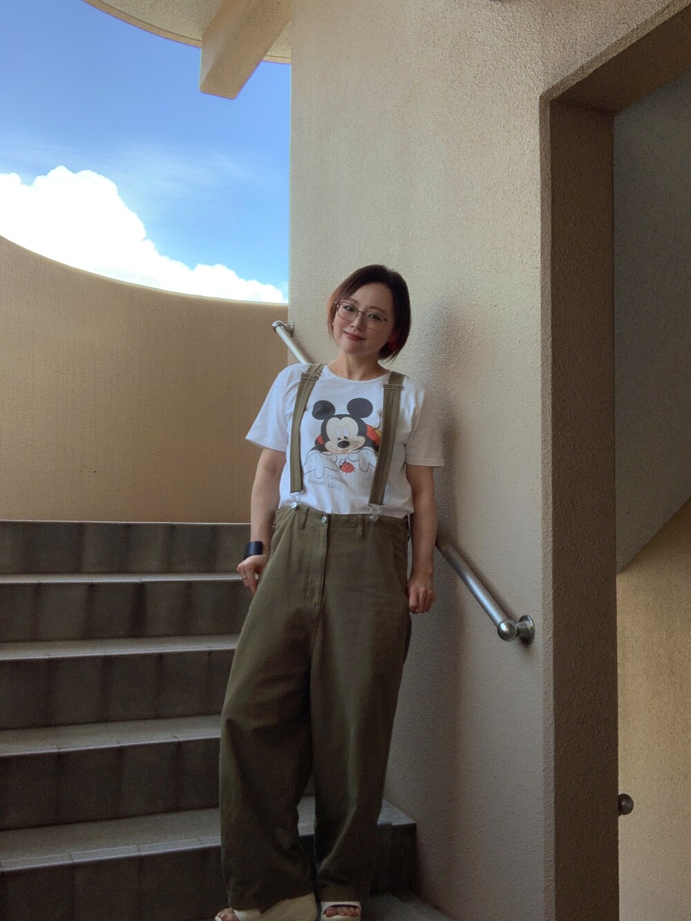 「サロペット、Tシャツ、厚底サンダル、低身長、アラフィフ、メガネ女子、おしゃれさんと繋がりたい、スウィーツ同盟会、ずり落ち族、秋服準備はじめました、古着MIX、休日スタイル」｜「DisneyのUSED Mickey Tシャツ セカスト半額SALEで450円♩¨̮（Tシャツ/カットソー、ホワイト系）」を使った、akocoa♩¨̮·͜· ︎︎ ︎︎さん（レディース・153cm）の秋コーディネートの1枚目の写真