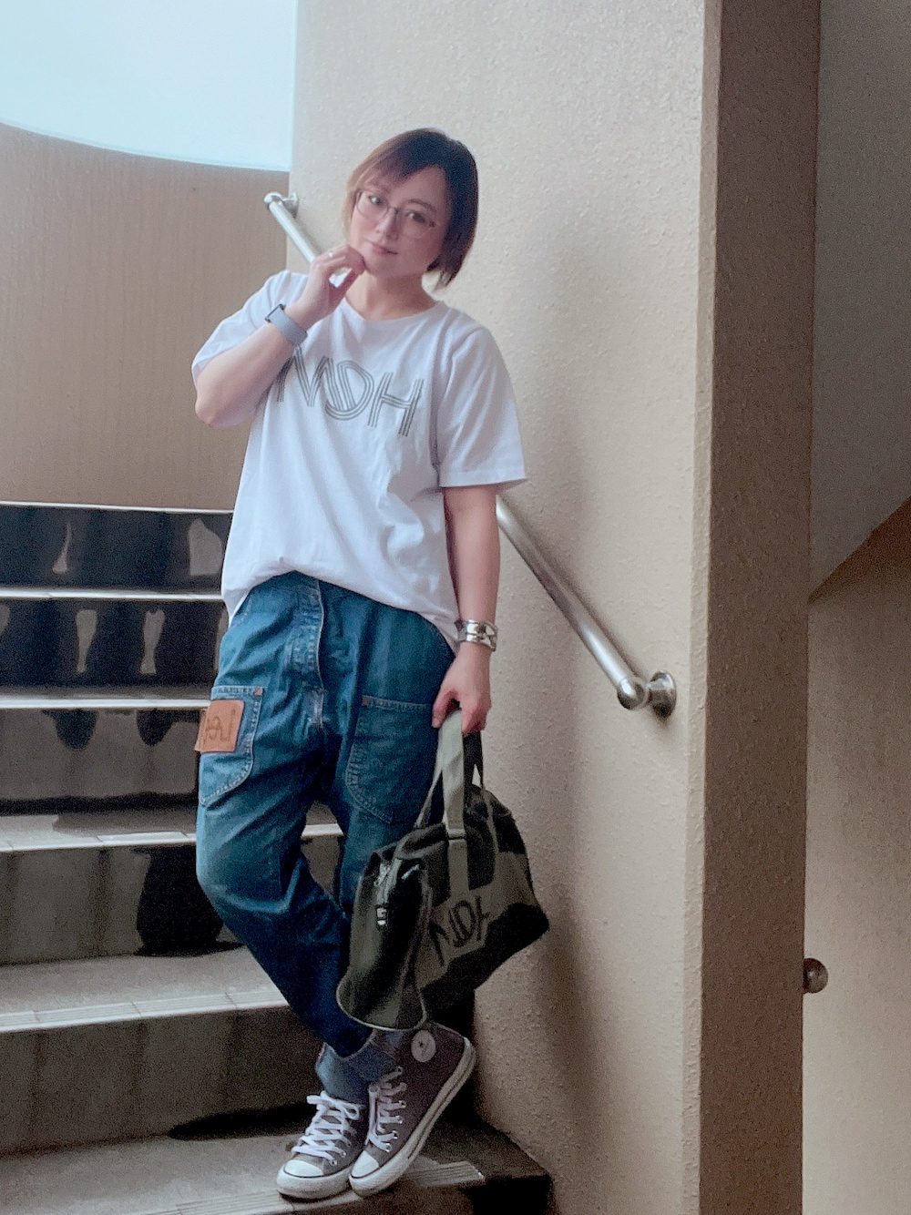 「古着MIX、デニム、スニーカー、コンバース、オトナカジュアル、低身長、アラフィフ、メガネ女子、おしゃれさんと繋がりたい」｜「HeMのUSED ロゴTシャツ セカスト半額SALEで350円♩¨̮（Tシャツ/カットソー、グレー系）」を使った、akocoa♩¨̮·͜· ︎︎ ︎︎さん（レディース・153cm）の夏コーディネートの1枚目の写真