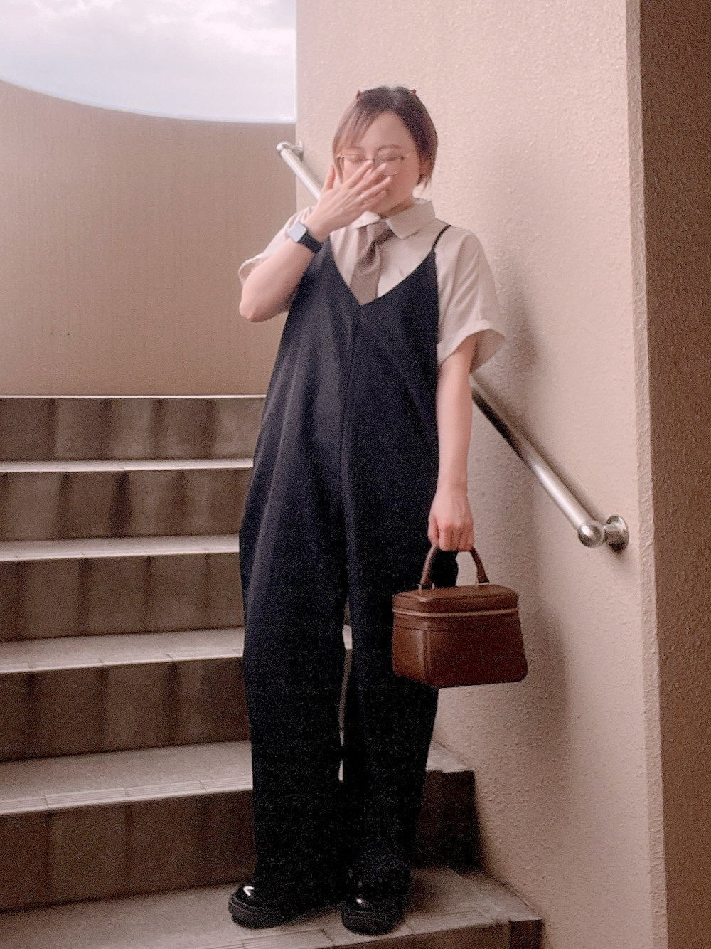 「秋コーデ、ブラウン、サロペット、ブーツ、低身長、アラフィフ、メガネ女子、おしゃれさんと繋がりたい」｜「GUのドレープシャツ(半袖)（シャツ/ブラウス、ベージュ系）」を使った、akocoa♩¨̮·͜· ︎︎ ︎︎さん（レディース・153cm）の秋コーディネートの1枚目の写真