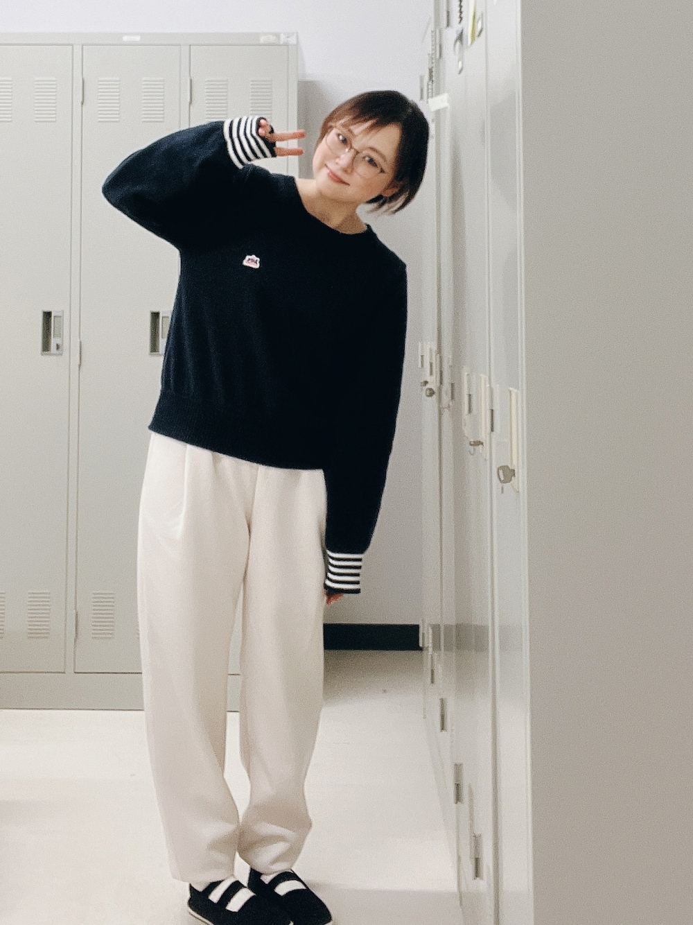 「シンプルコーデ、きれいめカジュアル、パンツ、ニット、低身長、アラフィフ、メガネ女子、おしゃれさんと繋がりたい」｜「Leeのワンポイントロゴ刺繍 コットンニット（ニット/セーター、ブルー系）」を使った、akocoa♩¨̮·͜· ︎︎ ︎︎さん（レディース・153cm）の夏コーディネートの1枚目の写真