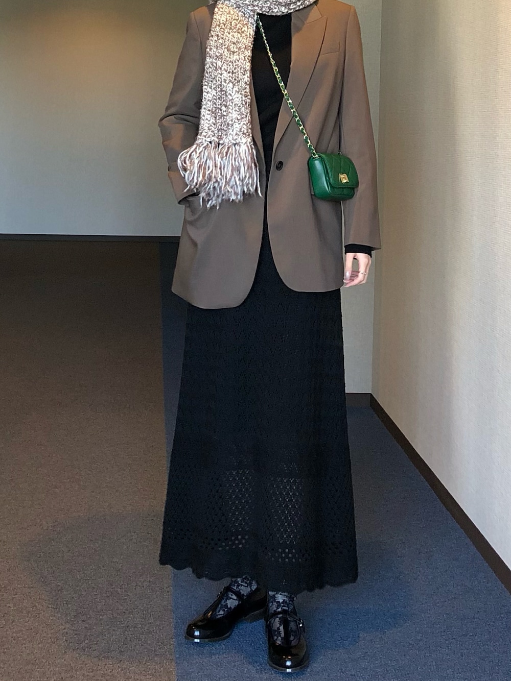 「シンプルスタイル、おしゃれさんと繋がりたい、今日のコーデ、ブラックコーデ、グリーン、ニットスカート、高身長女子、ローファーコーデ」｜「ZARAのアイテム（テーラードジャケット、ブラウン系）」を使った、u_tanさん（レディース・169cm）の冬コーディネートの1枚目の写真