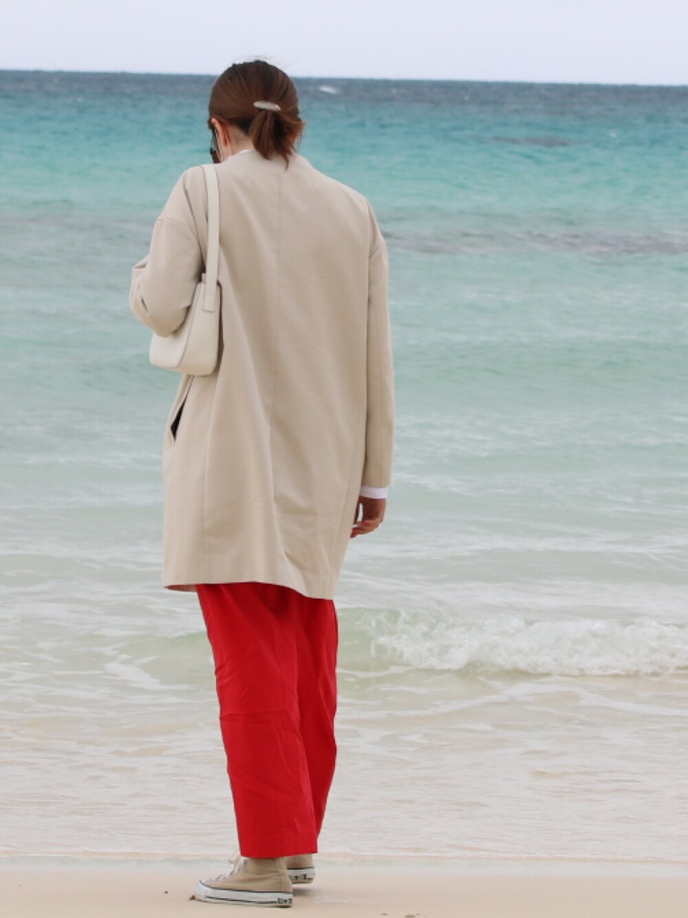 「カジュアルコーデ、オトナカジュアル、おしゃれさんと繋がりたい、スニーカー、高身長女子、コンバース」｜「BLACK BY MOUSSYのno collar coat（ノーカラーコート）（ノーカラーコート、ホワイト系）」を使った、u_tanさん（レディース・169cm）の冬コーディネートの1枚目の写真