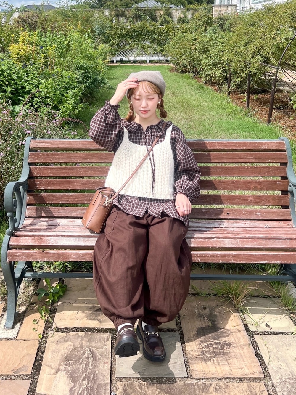 ブラウン系のカーゴパンツ、ブラウン系のシャツ/ブラウス、ホワイト系のベストを着用したレディースの秋コーディネートの1枚目の写真