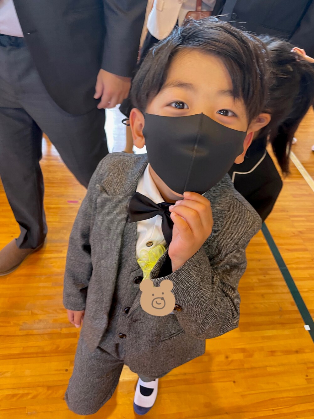 「入学式、一年生、キッズ、モノトーン、スーツスタイル、男の子コーデ、7歳」｜「no brandのアイテム（セットアップ、グレー系）」を使った、IHKNTさん（キッズ・120cm）の春コーディネートの1枚目の写真