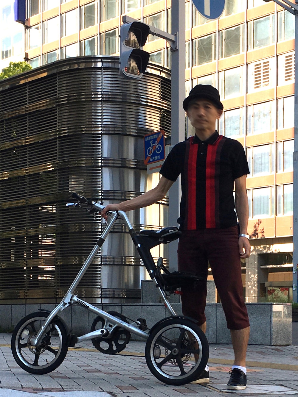 「ポロシャツ、短パン、ハット、スニーカー、白ソックス、自転車スタイル、おっさん、名古屋」｜「NEVER TRUSTのアイテム（ポロシャツ、ブラック系）」を使った、loosecubeさん（メンズ・174cm）の春コーディネートの1枚目の写真