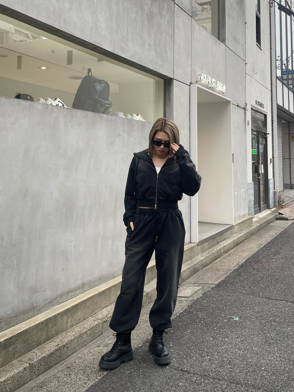 ブラック系のスウェットパンツ、ブラック系のパーカーを着用したレディースの冬コーディネートの1枚目の写真