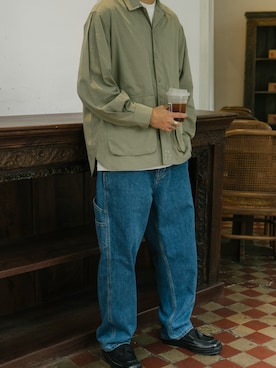 「Labstoreのアイテム（シャツ/ブラウス、グリーン系）」を使った、陈百万さん（メンズ・174cm）の春コーディネート
