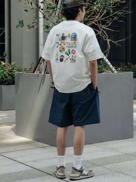 「Lab storeのアイテム（Tシャツ/カットソー、ブルー系）」を使った、陈百万さん（メンズ・174cm）の春コーディネート