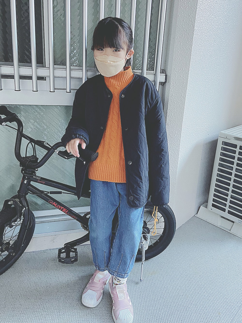 「キルティングジャケット、ニット、UNIQLO、GU、デニムパンツ、adidas、サンリオ、カジュアルコーデ」｜「UNIQLOのアイテム（ノーカラージャケット、ブラック系）」を使った、soo&aaaさん（キッズ・120cm）の冬コーディネートの1枚目の写真