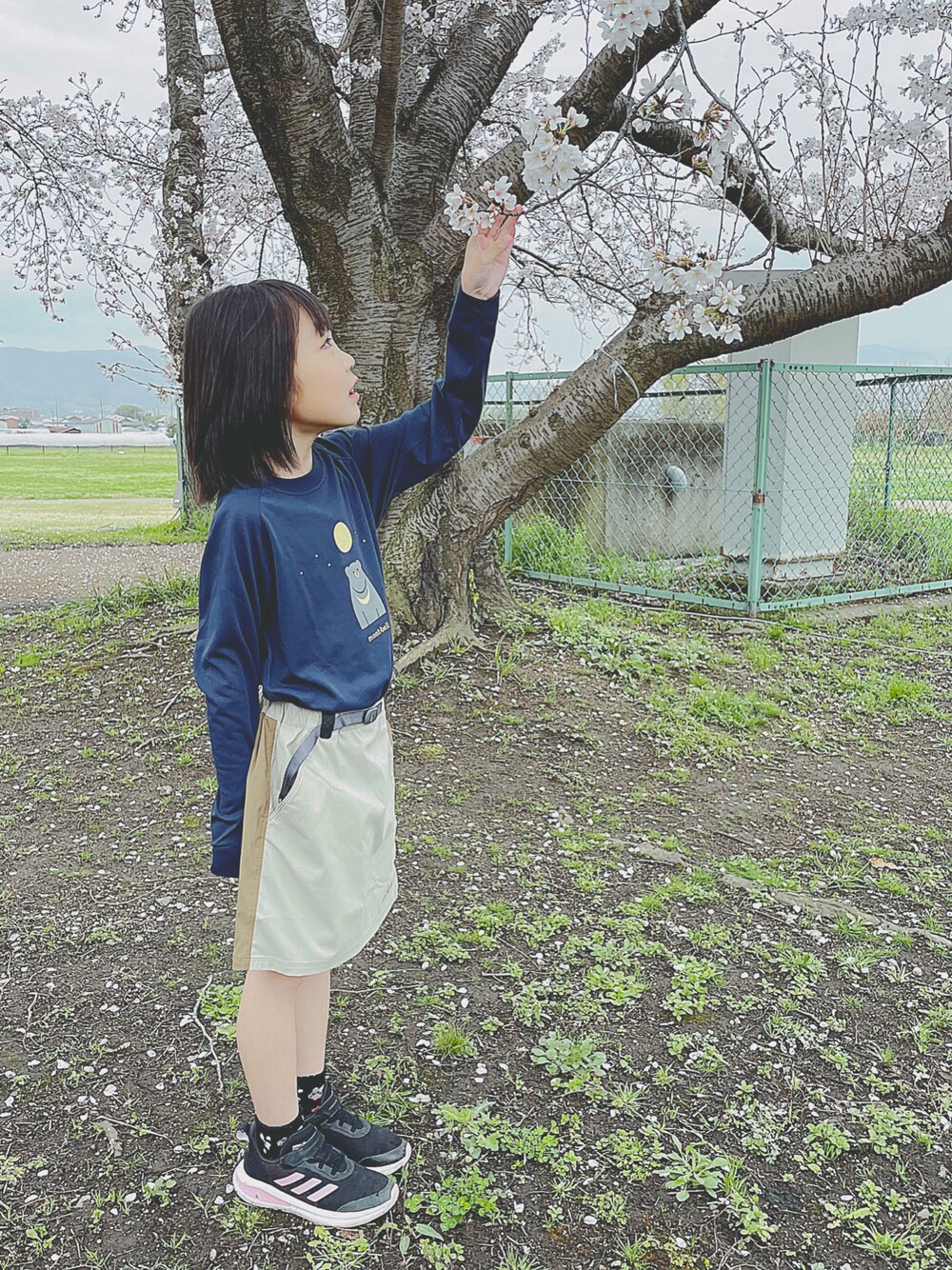 「春コーデ、キュロット、カジュアル、アディダススニーカー、アウトドアスタイル」｜「mont-bellのアイテム（Tシャツ/カットソー、ブルー系）」を使った、soo&aaaさん（キッズ・120cm）の春コーディネートの1枚目の写真