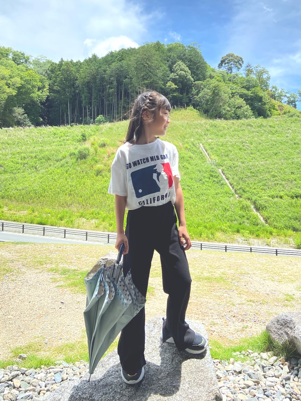 「夏コーデ、シンプル、リブパンツ、Tシャツ、さらっと晴れやかスナップ、プチプラ、夏だ！Tシャツ着よう！、白Tシャツ、カジュアル」｜「MARKEY'Sのアイテム（Tシャツ/カットソー、ホワイト系）」を使った、soo&aaaさん（キッズ・125cm）の夏コーディネートの1枚目の写真
