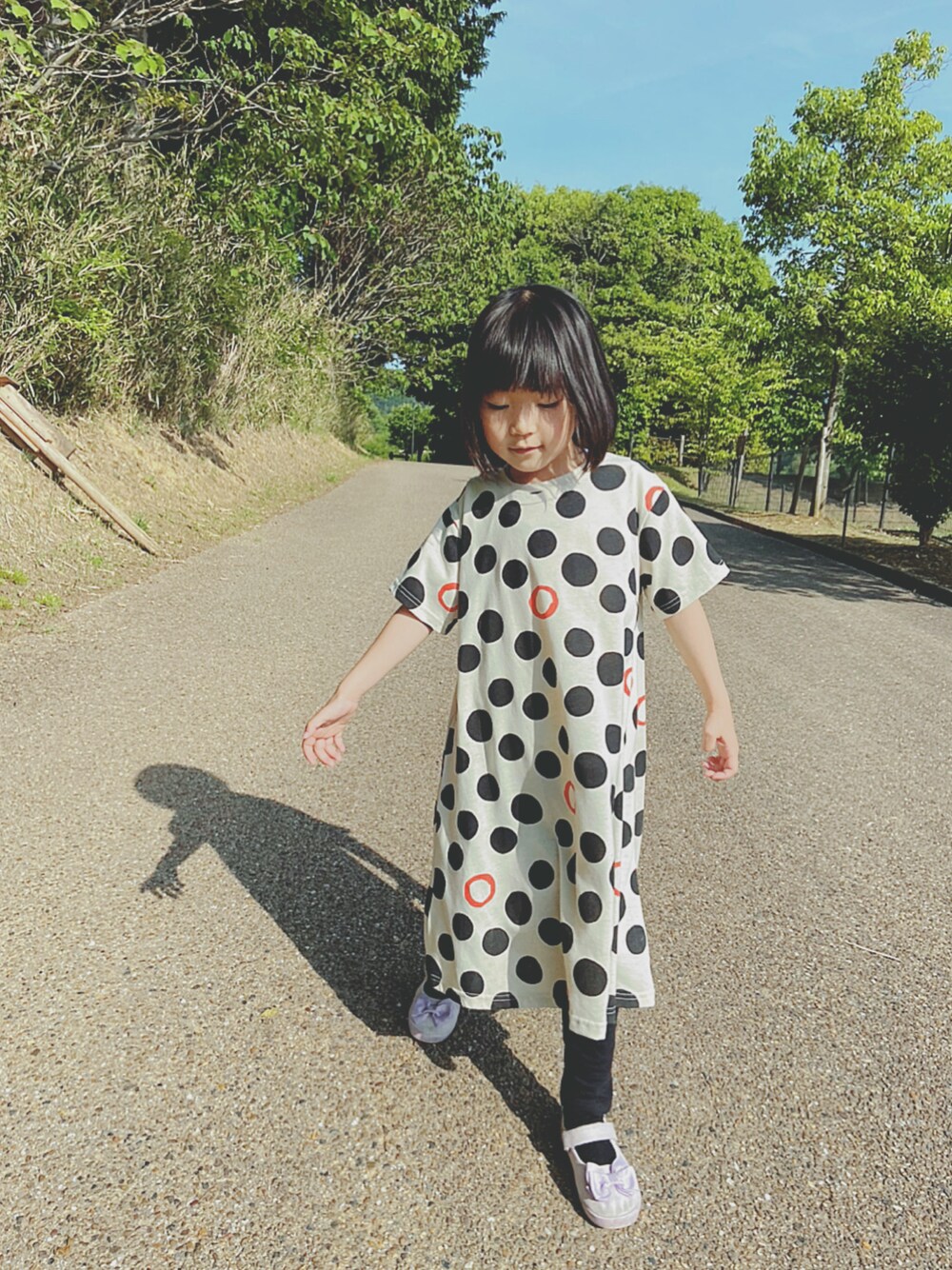 「ごきげんウィーク、ドット、ドットワンピ、ワンピース、春夏コーデ、markey's」｜「HOGAN RANCH WEARのキャンディーペーパーハンソデワンピース（80～150cm）（ワンピース、ホワイト系）」を使った、soo&aaaさん（キッズ・110cm）の春コーディネートの1枚目の写真